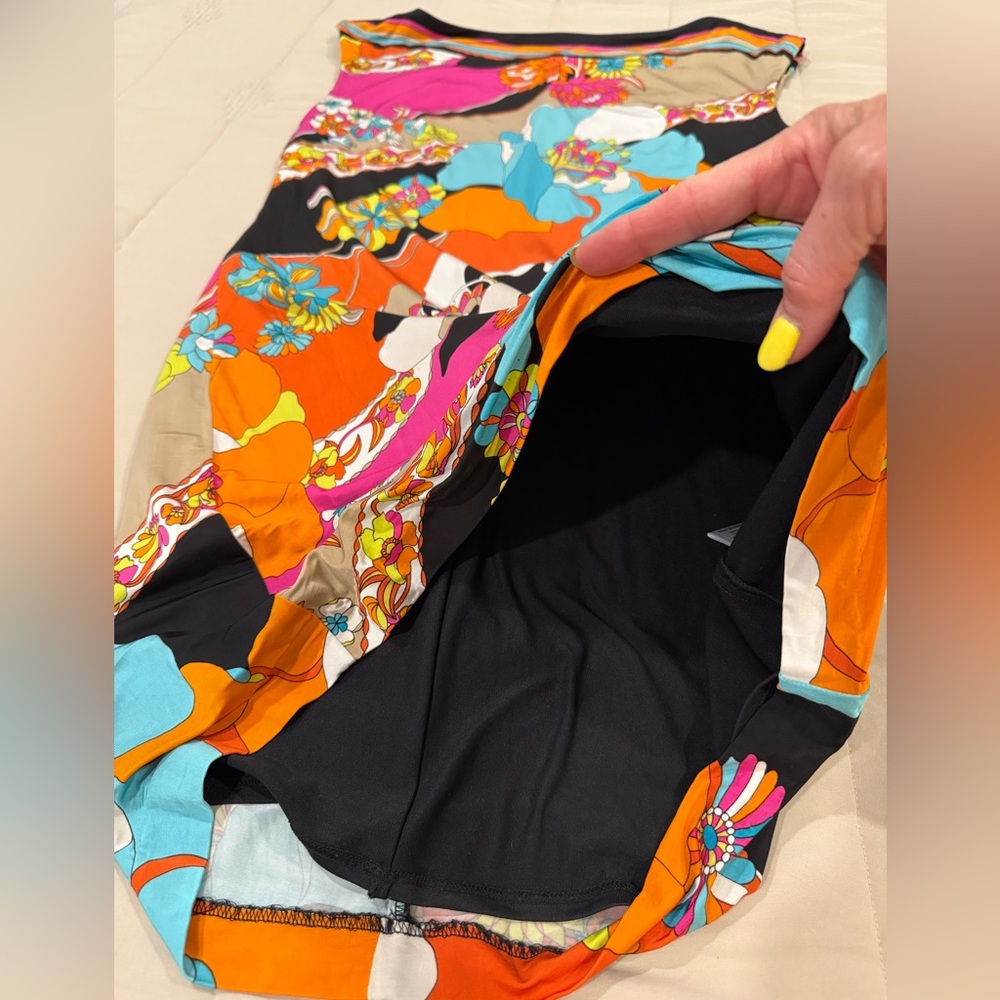 Trina Turk shift dress, L, such beautiful vibrant colors!
Boat neckline - Picture 4 of 8